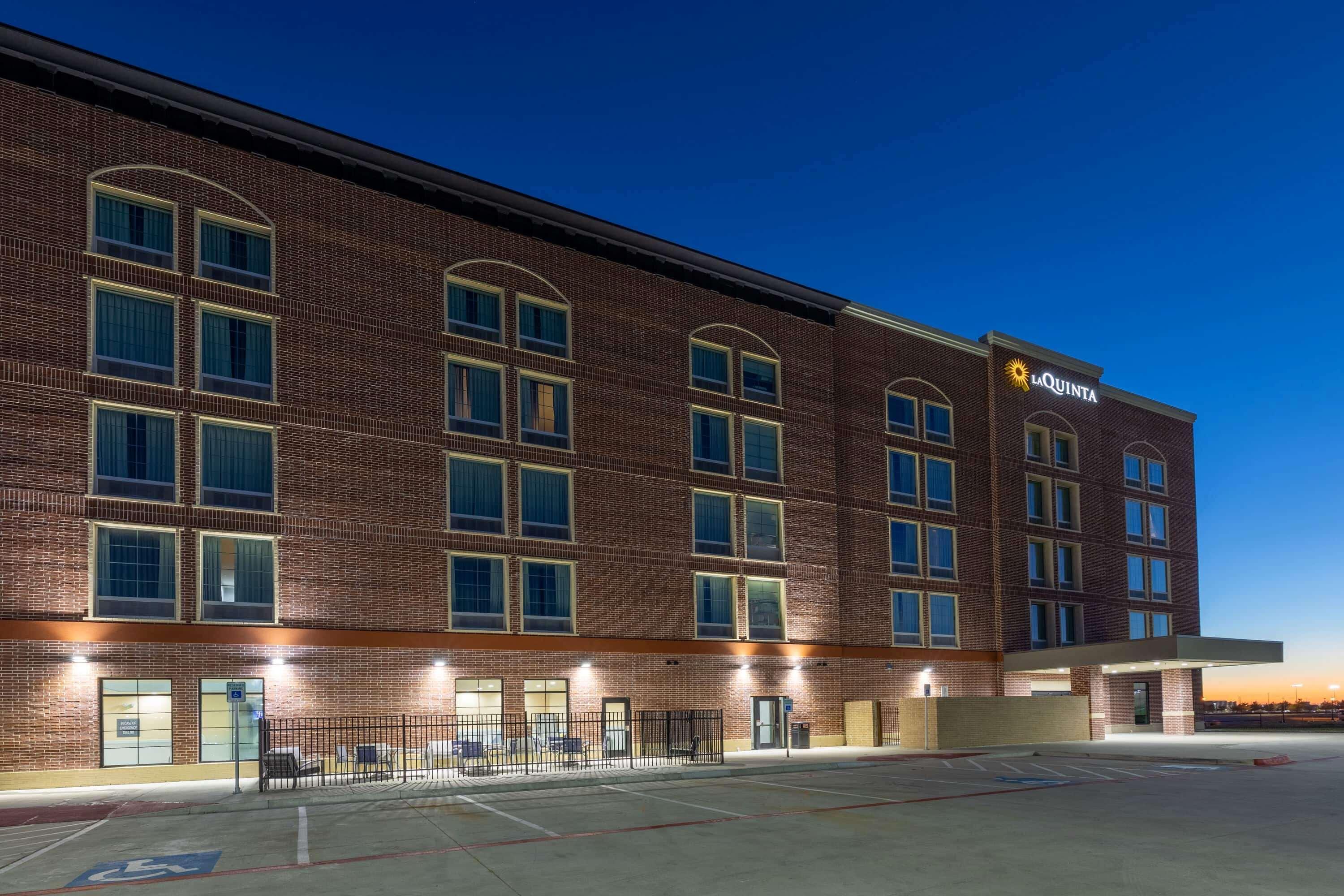 La Quinta Inn & Suites By Wyndham Dallas - Frisco Stadium ภายนอก รูปภาพ