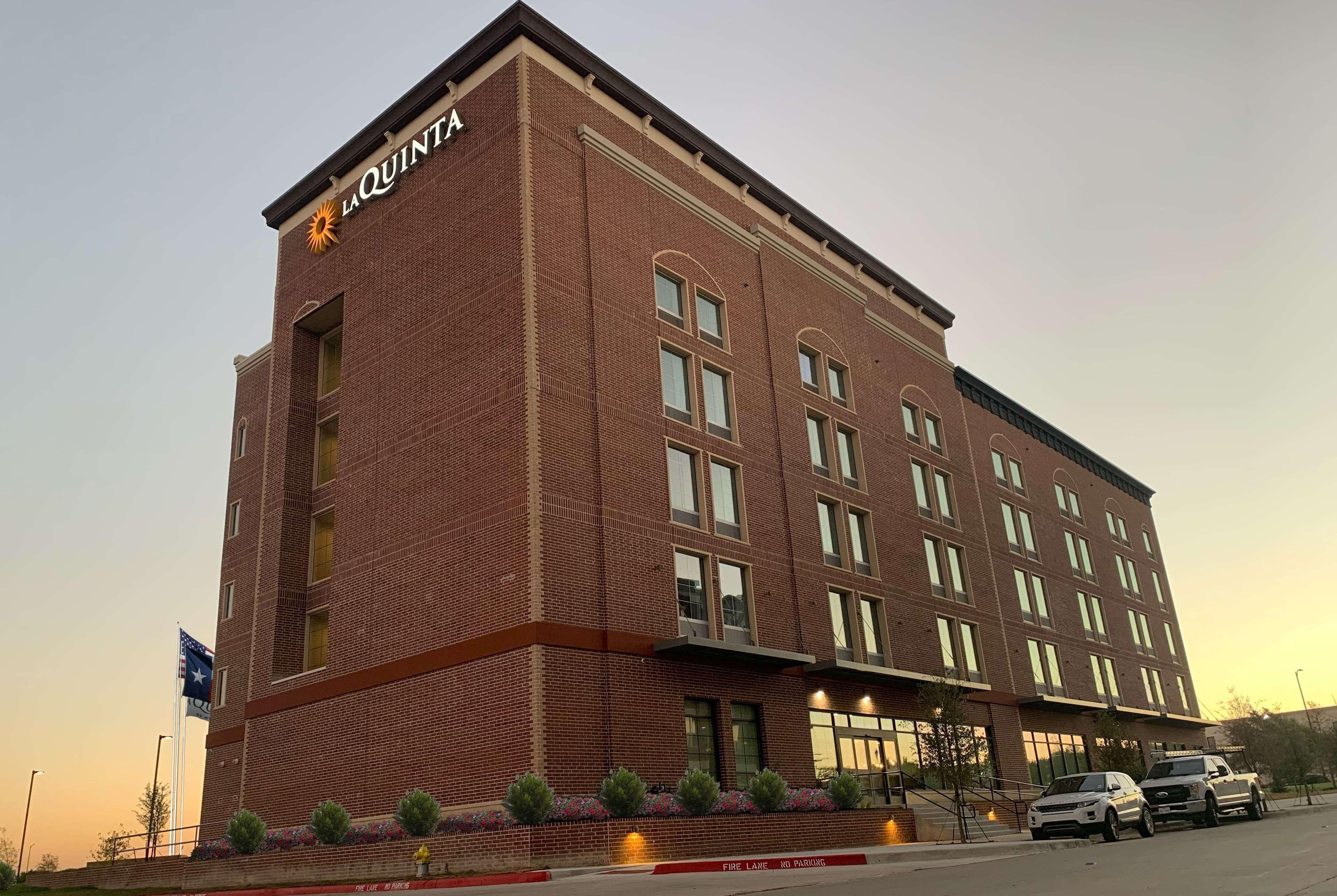 La Quinta Inn & Suites By Wyndham Dallas - Frisco Stadium ภายนอก รูปภาพ